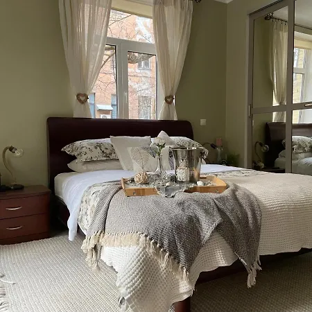 Exquisite & Steps To Center 1br With Free Parking *