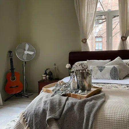 Exquisite & Steps To Center 1br With Free Parking