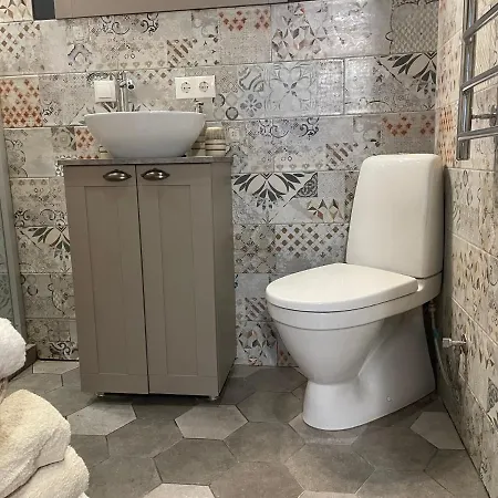 Exquisite & Steps To Center 1br With Free Parking