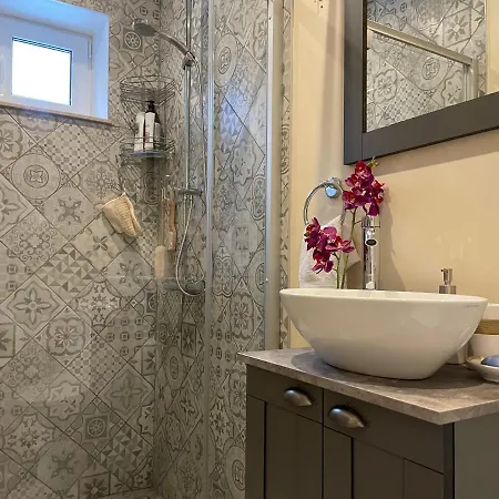 Exquisite & Steps To Center 1br With Free Parking Lejlighed