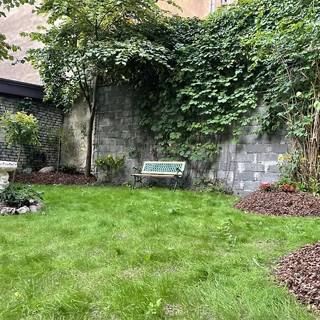 Exquisite & Steps To Center 1br With Free Parking