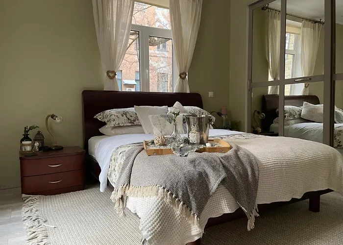 Exquisite & Steps To Center 1br With Free Parking *