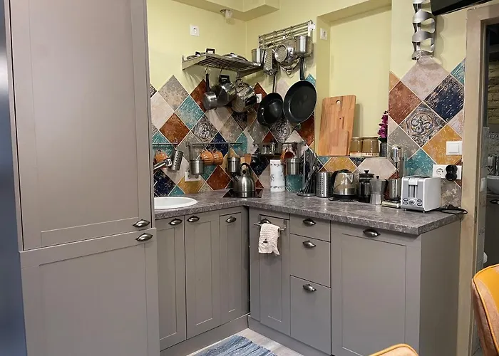 Apartment Exquisite & Steps To Center 1br With Free Parking *