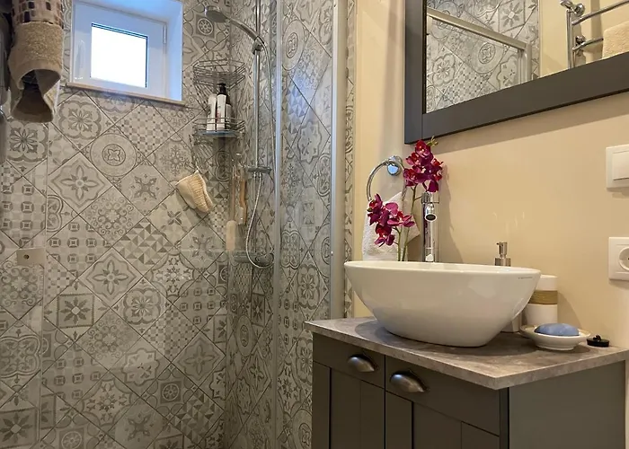 Exquisite & Steps To Center 1br With Free Parking Апартаменты