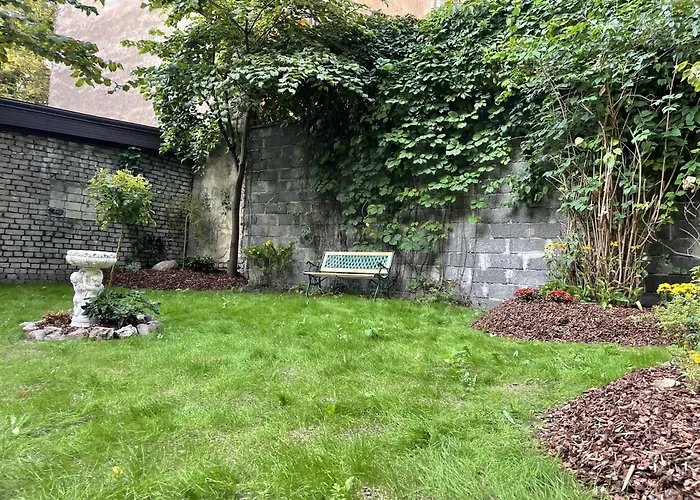 Exquisite & Steps To Center 1br With Free Parking