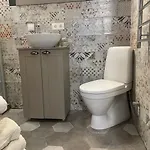 Exquisite & Steps To Center 1br With Free Parking