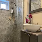 Exquisite & Steps To Center 1br With Free Parking Διαμέρισμα